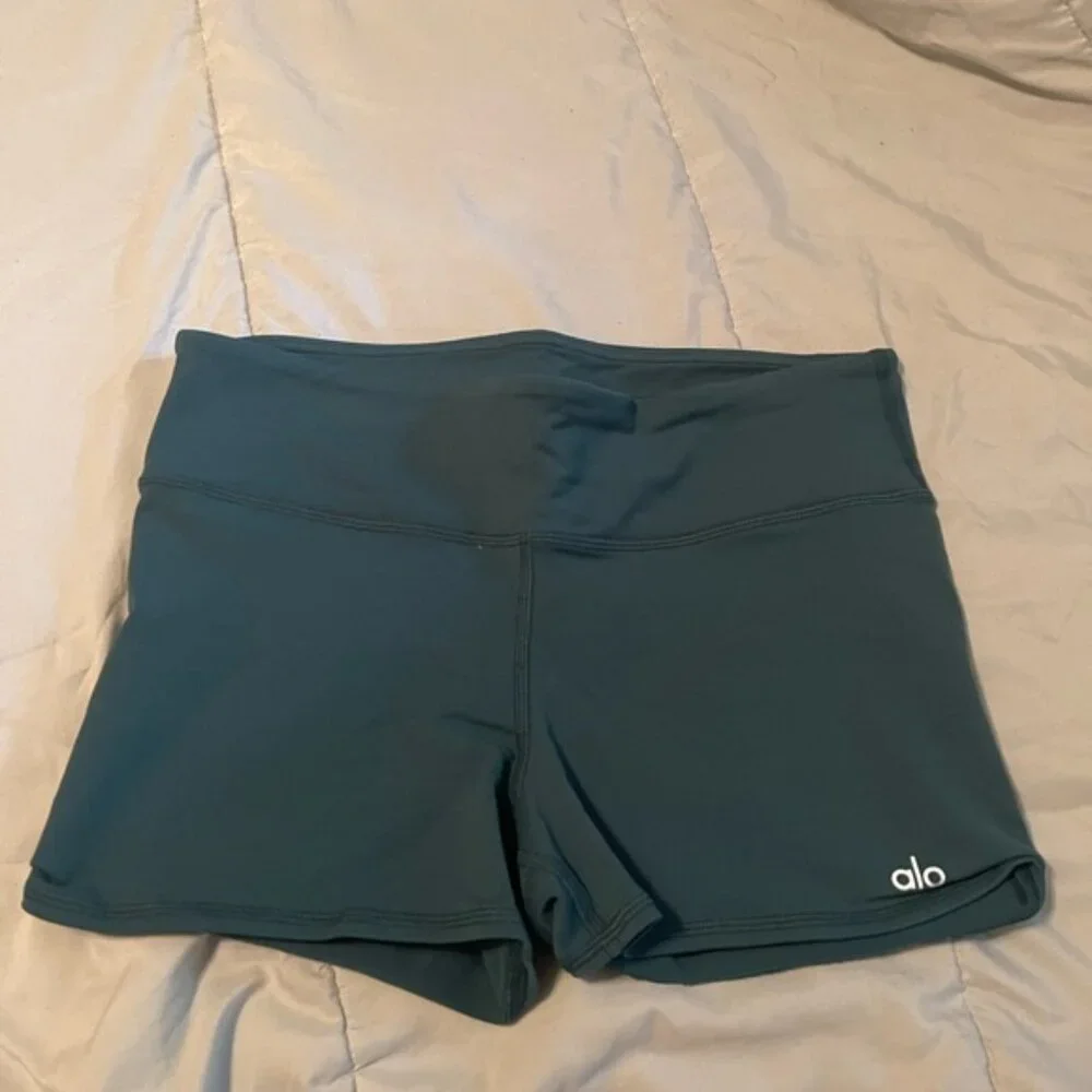 Like new Alo yoga bare it airbrush short - Picture 2 of 4